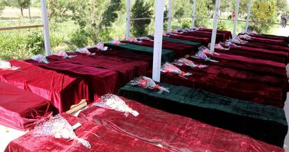Los féretros de parte de los soldados muertos en el ataque talibán.
