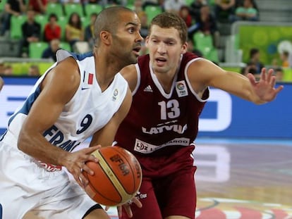 Parker lleva el bal&oacute;n ante Strelnieks.