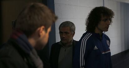 El entrenador portugués del Chelsea, José Mourinho, de 51 años, y el defensa brasileño, David Luiz, de 26 años, en los interiores del estadio Etihad de Manchester City durante el encuentro que disputaron frente al equipo celeste del City.