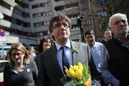 Carles Puigdemont (C) with supporters in Berlin following his release from custody.