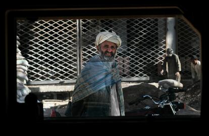 El fotógrafo Chris Hondros (estadounidense con raíces alemanas y griegas) ha realizado una serie de fotografías desde la ventana del Humvee, vehículo blindado del ejército de EE UU. En la imagen, un hombre camina por las calles de Herat.