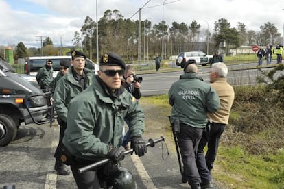 Guardias civiles se llevan a uno de los manifestantes que intentaba entrar al recinto donde se ha celebrado el congres