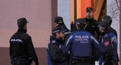 Agentes de las policías local y municipal.