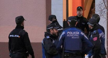 Agentes de las polic&iacute;as local y municipal.