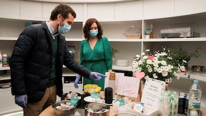 Casado y Ayuso, durante su visita al Room Mate Oscar Hotel, uno de los 22 hoteles habilitados para el descanso de los sanitarios. 