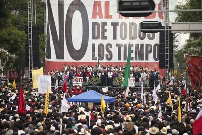 El estrado instalado para el mitin que se hizo al final de la marcha con una bandera de fondo con una lema contra la reforma energética: "No al robo de todos los tiempos".