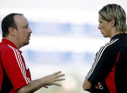 Benítez conversa con Torres.