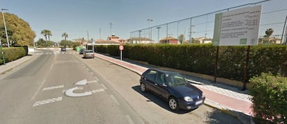 Exterior del polideportivo de Gines (Sevilla), en una imagen de Google Maps.