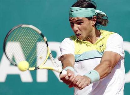 Nadal golpea la pelota durante el partido contra Lapentti.