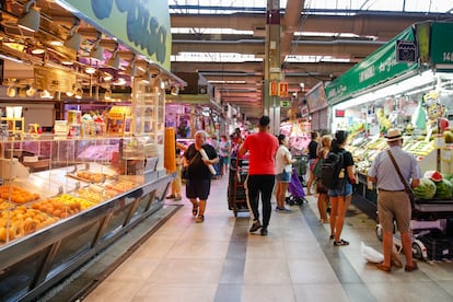 Varias personas hacen la compra en un mercado madrileño.