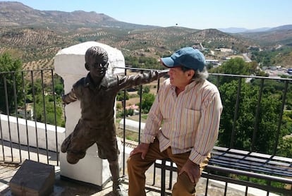 El cantante junto a su estatua de niño en el pueblo de Priego de Córdoba.