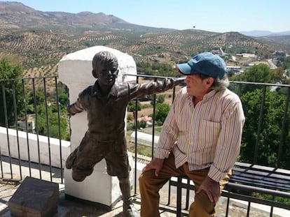 El cantante junto a su estatua de niño en el pueblo de Priego de Córdoba.