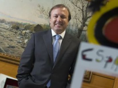 Joan Mesquida, en su despacho, cuando era secretario General de Turismo y Comercio Interior.