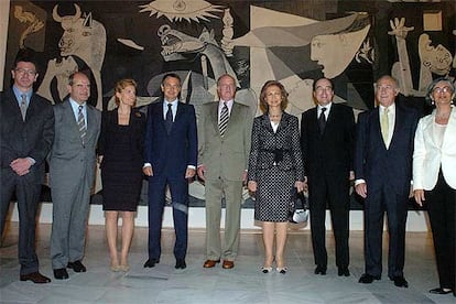 De izquierda a derecha, Alberto Ruiz-Gallardón, Manuel Chaves, Sonsoles Espinosa, José Luis Rodríguez Zapatero, don Juan Carlos y doña Sofía, Francisco Calvo Serraller, Juan Manuel Urgoiti, presidente del patronato del Museo Reina Sofía, y Ana Martínez de Aguilar.