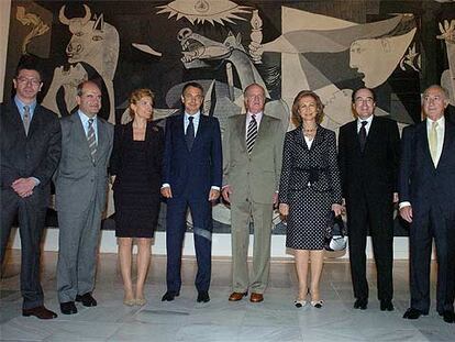 De izquierda a derecha, Alberto Ruiz-Gallardón, Manuel Chaves, Sonsoles Espinosa, José Luis Rodríguez Zapatero, don Juan Carlos y doña Sofía, Francisco Calvo Serraller, Juan Manuel Urgoiti, presidente del patronato del Museo Reina Sofía, y Ana Martínez de Aguilar.