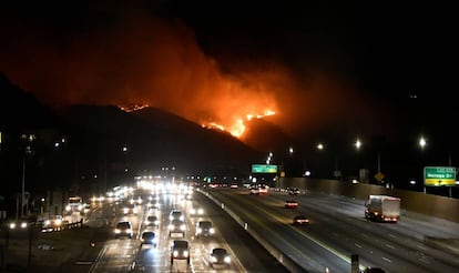 El incendio en las colinas del oeste de Los Ángeles, visto desde la autopista 405 de madrugada.