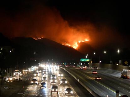 El incendio en las colinas del oeste de Los Ángeles, visto desde la autopista 405 de madrugada.