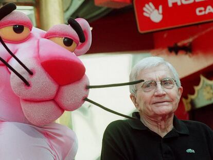 El director de cine Blake Edwards, posa con una persona vestida de la 'Pantera Rosa' , tras imprimir las huellas de sus manos en el Paseo de la Fama de Hollywood (1999).
