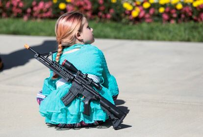 Una niña lleva un arma de juguete durante un mitin de la Segunda Enmienda en el Capitolio del Estado de Michigan en Lansing (EE UU).