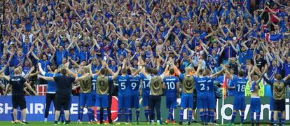 Los jugadores islandeses celebran el triunfo a Austria con su afición