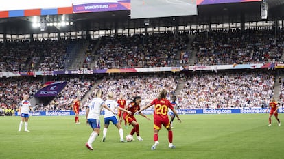 Salma Paralluelo trata de controlar el balón ayer durante la final de la Eurocopa entre España e Inglaterra en el St. Jakob-Park, en Basilea.