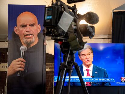 Imagen del debate que enfrentó al republicano Mehmet Oz (derecha) con el demócrata John Fetterman, el pasado 25 de octubre en Harrisburg, Pensilvania.