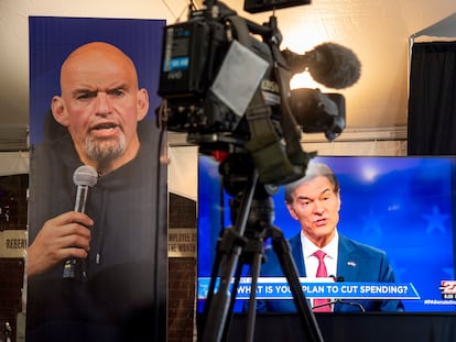 Imagen del debate que enfrentó al republicano Mehmet Oz (derecha) con el demócrata John Fetterman, el pasado 25 de octubre en Harrisburg, Pensilvania.