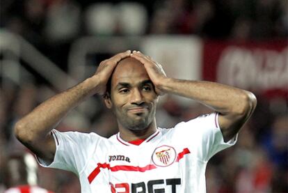 Kanouté se lamenta tras fallar un penalti.