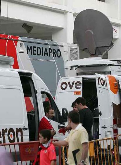 Unidades móviles de Mediapro, en el campo del Sevilla.