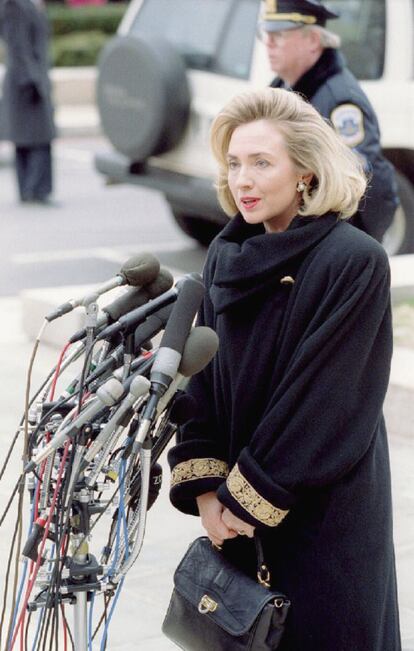 Hillary Clinton se dirige a los periodistas antes de testificar ante el gran jurado por un escándalo inmobiliario en el que se vio envuelto su marido, Bill Clinton, el denominado caso Whitewater, el 26 de enero de 1995.