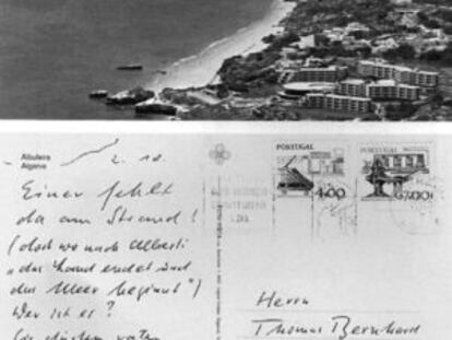 Postal de Siegfried Unseld de 2 de octubre de 1980 desde el Algarve a su editor: &ldquo;Algunos faltan aqu&iacute; en la playa (all&iacute; donde seg&uacute;n Alberti &lsquo;termina la tierra y empieza el mar&rsquo;). &iquest;Qui&eacute;n es? Adiv&iacute;nelo. Cordialmente&rdquo;.. 