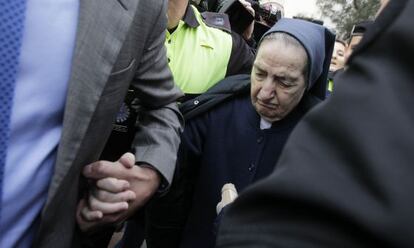 Sor Mar&iacute;a G&oacute;mez Valbuena sale de los juzgados.