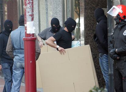 Agentes de la Ertzaintza, durante la última operación contra la <i>kale borroka</i> en Barakaldo.