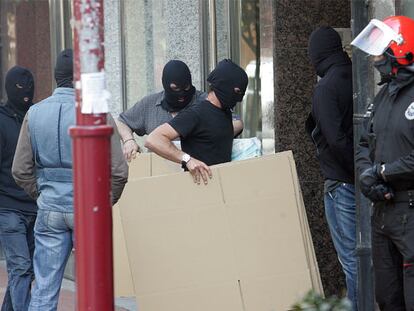 Agentes de la Ertzaintza, durante la última operación contra la <i>kale borroka</i> en Barakaldo.