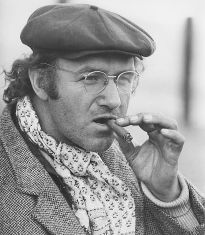 Gene Hackman fumando un puro en una escena de 'El espantapjaros' (1973).