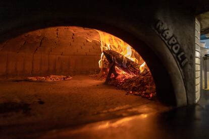 Pizza en el horno de leña de Humo Pizza.