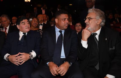 El exfutbolista argentino Diego Maradona (i), el exjugador brasileño Ronaldo (c) y el tenor español Placido Domingo (d), asisten a la gala de los premios 'The Best' de la FIFA.