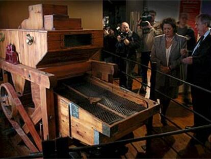 La alcaldesa de Valenica, Rita Barberá, observa una de las antiguas máquinas del museo.