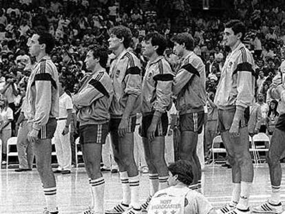 Los ganadores de la plata en Los Ángeles 84 escuchan el himno estadounidense en el podio. De izquierda a derecha: Beirán, Llorente, Arcega, Margall, Jiménez, Romay, Fernando Martín, Corbalán, Solozábal, De la Cruz, Iturriaga y Epi.