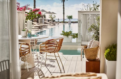 Lujo ibicenco. Nobu Hotel Ibiza Bay (www.nobuhotelibizabay.com) estrena temporada frente a la bahía de Talamanca con propuestas para el disfrute, la relajación y el bienestar. Este cinco estrellas ofrece los tratamientos faciales de la Dra. Barbara Sturm; el retiro de cuatro noches Crystal Sound Sanctuary de Camilla Sheeley, consultora de bienestar y fundadora de Glowments Wellness, y un club infantil con excursiones a caballo y visitas a granjas locales. Además, el hotel tiene una política 'pet friendly' para disfrutar de las vacaciones con las mascotas.