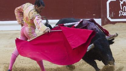 El diestro Javier Sánchez Vara da un pase con la muleta a uno de los toros que ha lidiado este jueves en Vitoria. 