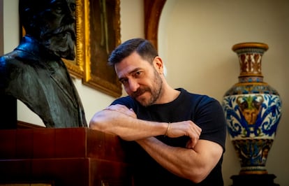 Raúl Tejón, actor en la serie 'Machos alfa' fotografiado en el Ateneo de Madrid.