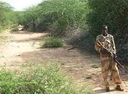 Un soldado gubernamental monta guardia en Moode Moode, aldea próxima a Baidoa.