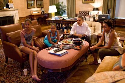 Michelle, Barack Obama y sus hijas Sasha y Malia, viendo un partido disputado entre EE UU y Japón en julio de 2011.