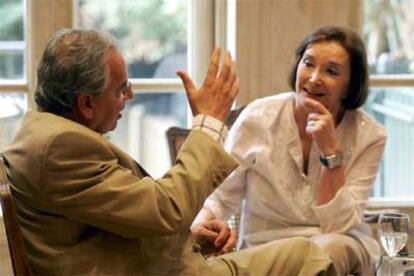 Alfonso Guerra y Núria Espert, en el Hotel Orfilia, en Madrid.