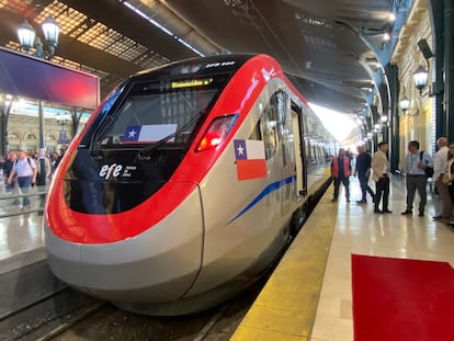 El tren más rápido de Sudamérica, este viernes, durante su inauguración en Santiago (Chile).