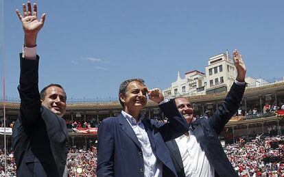 Los candidatos a la Generalitat y la Alcaldía valenciana junto a Rodríguez Zapatero en el mitin de Valencia.