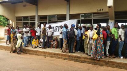 Un grupo de ciudadanos espera a las puertas de un centro electoral este enero en Mozambique, con problemas para poder votar.