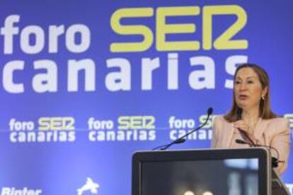 La ministra de Fomento, Ana Pastor, durante su intervención hoy en el foro que organiza la cadena SER en Canarias.