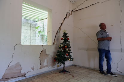 José Rinaldo Januario, junto a grietas de su casa, en 2020.